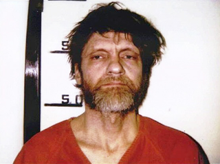 Imagen: Kaczynski (Unabomber) tras su detención en 1995. Wikimedia Commons